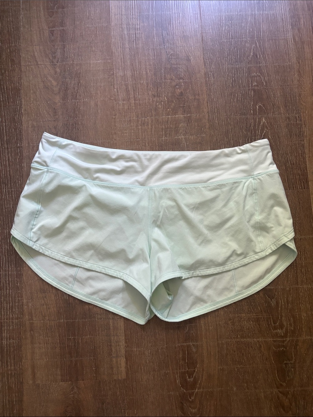 lululemon athletica Mint Green low rise 2.5” speed up Shorts sz 10